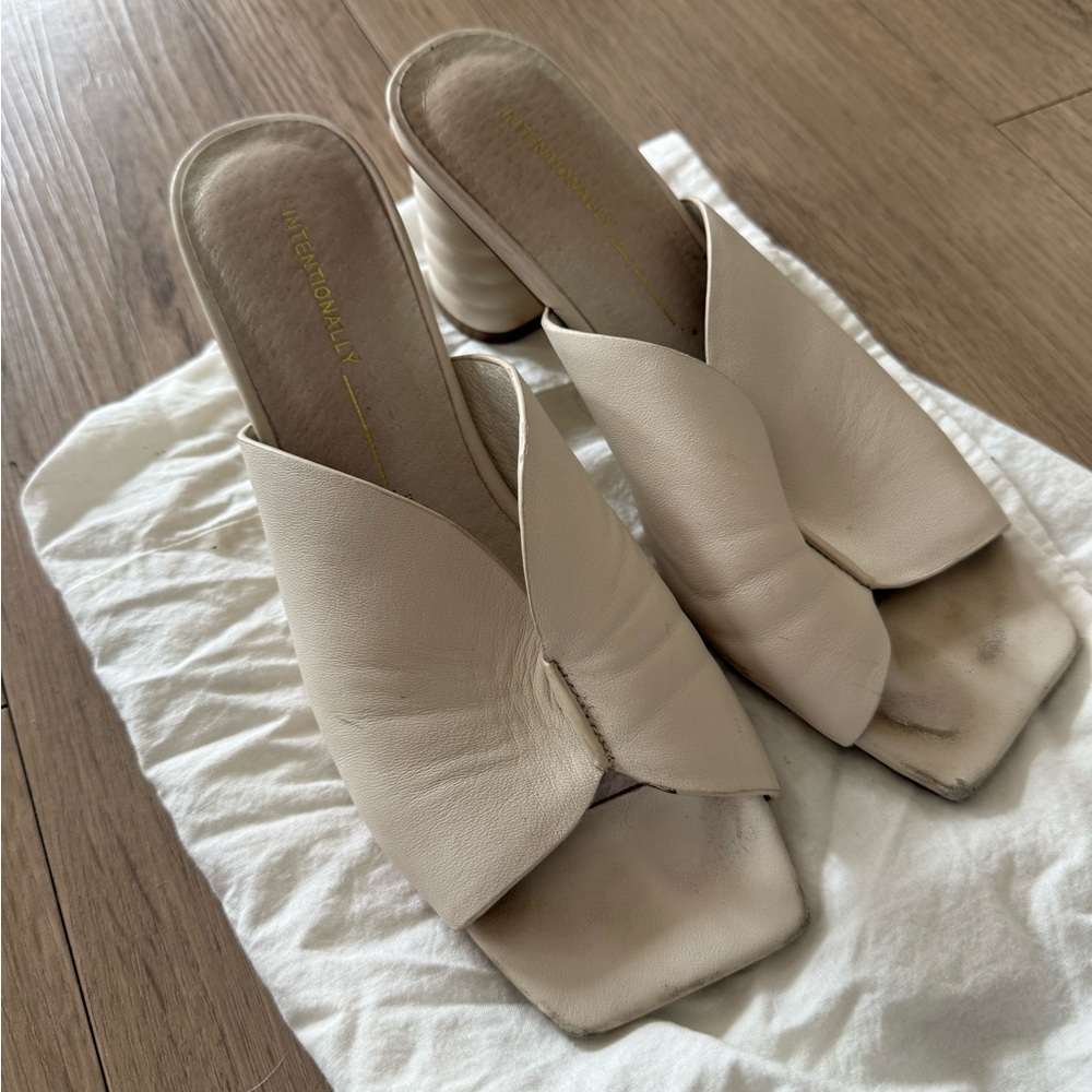 Intentionally Blank Kamika heeled sandals in Cream - sz 7